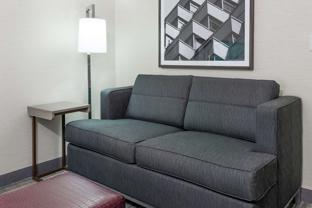 Zimmer, 1 King-Bett und Schlafsofa, Nichtraucher | Wohnbereich