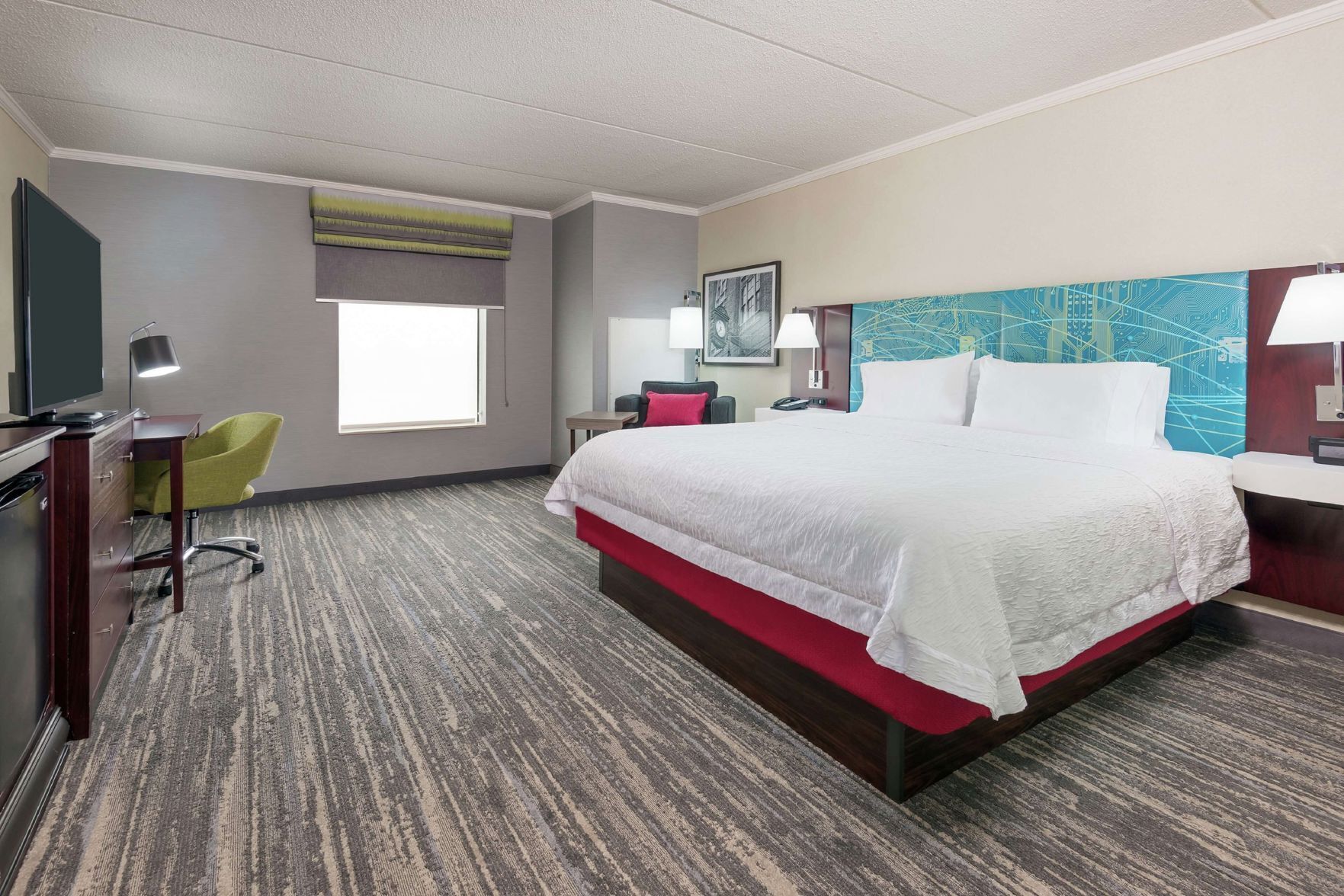 Premium bedding, desk, blackout curtains, free cots/infant beds