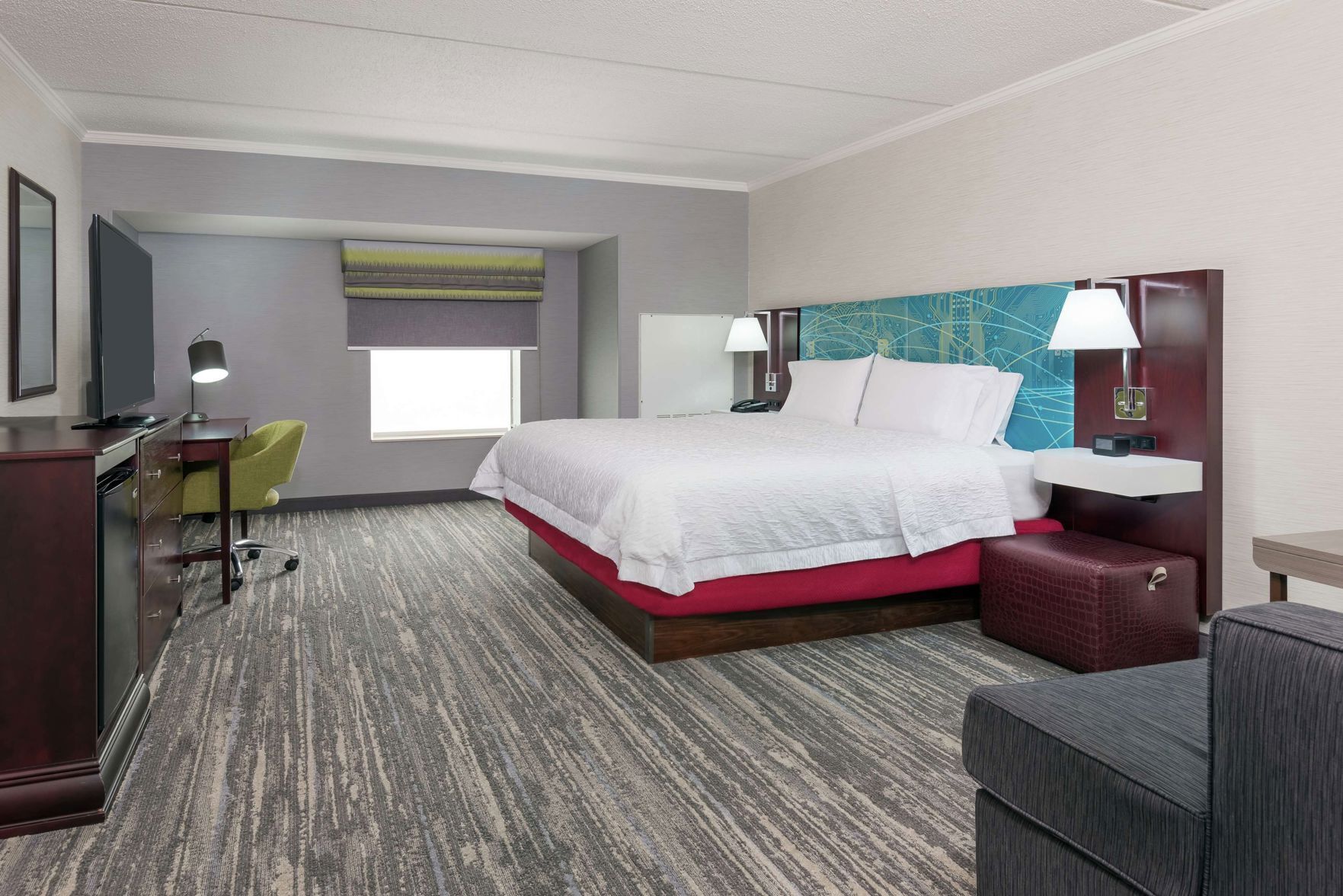 Premium bedding, desk, blackout curtains, free cots/infant beds