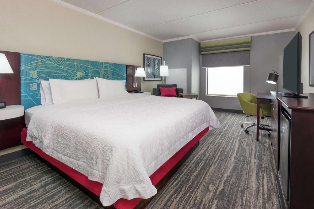 Premium bedding, desk, blackout curtains, free cots/infant beds