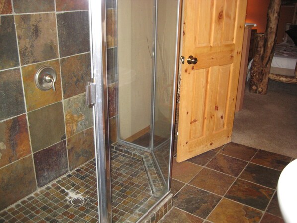 Studio (+ Loft) | Bathroom shower - Mammoth View Villas Mammoth Reservation Bureau (Mammoth Lakes)