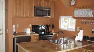 Studio (+ Loft) | Dapur peribadi | Peti sejuk/penyejuk beku saiz penuh, ketuhar gelombang mikro, ketuhar