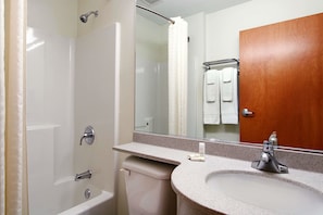 Combined shower/bathtub, free toiletries, hair dryer, towels