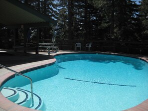 حمّام سباحة خارجي