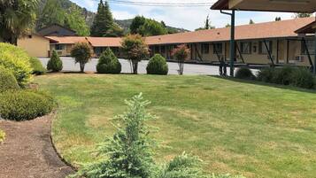 A Bestway Inn with a covered outdoor area, a parking lot, and a well-maintained lawn.