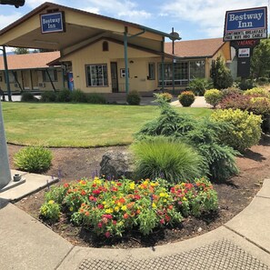 Front of property - Bestway Inn (Grants Pass)