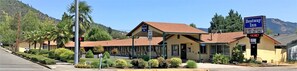 A Bestway Inn with a speed limit sign, a 'No Vacancy' sign, and a 'Continental Breakfast' sign.