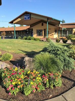 Front of property - Bestway Inn (Grants Pass)