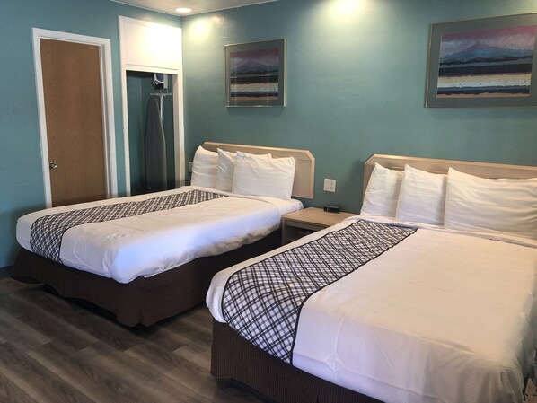 Room, 2 Double Beds | Free WiFi, bed sheets - Bestway Inn (Grants Pass)