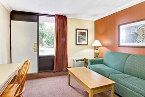 Desk, laptop workspace, blackout drapes, soundproofing - Days Inn by Wyndham Kissimmee West (Kissimmee)