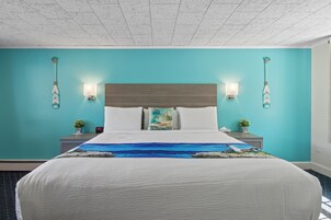 Escritorio, wifi gratis, ropa de cama y despertador