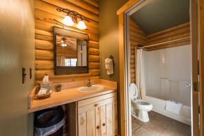 Articles de toilette de luxe, sĂšche-cheveux, serviettes fournies