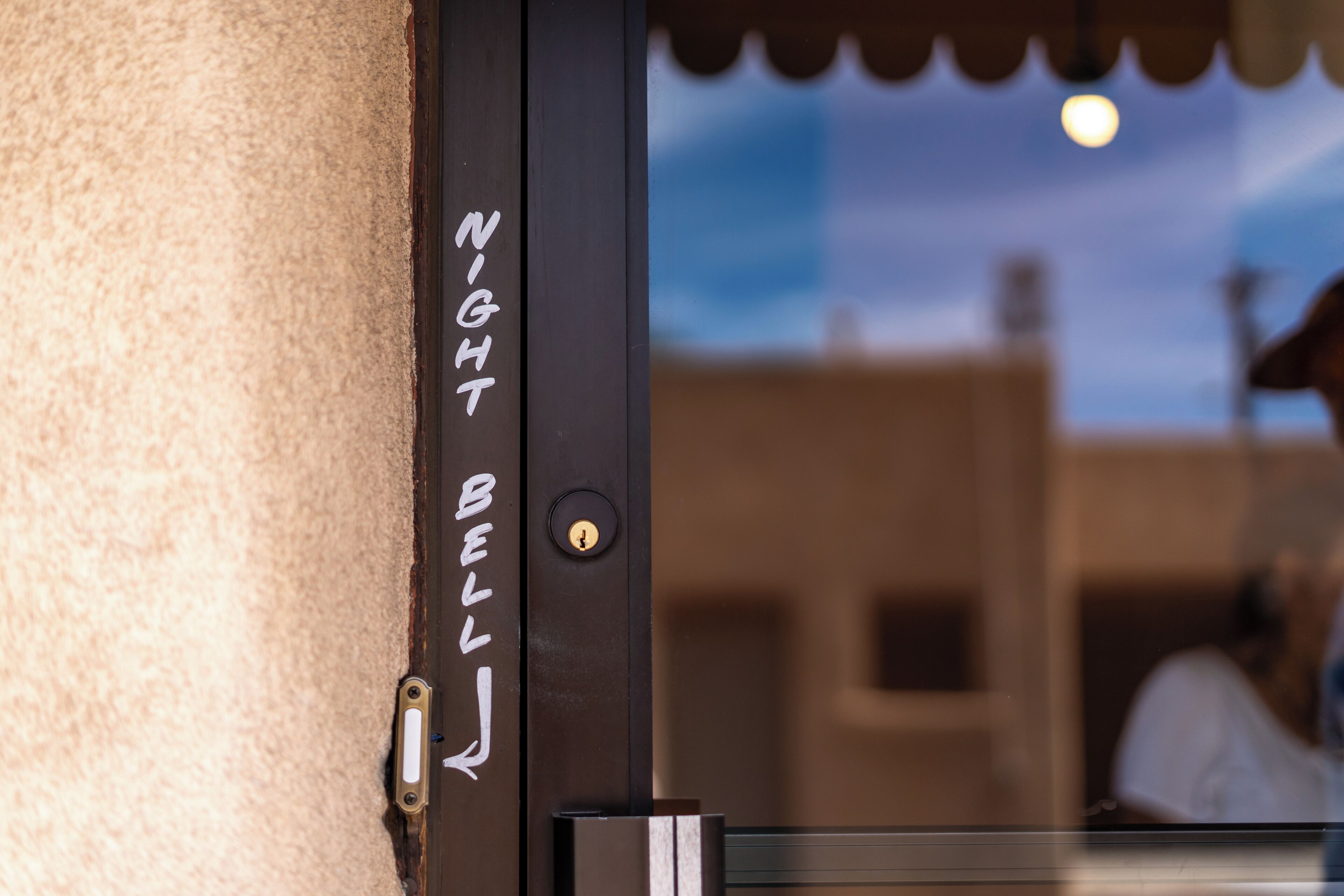 Une porte sur laquelle on peut lire les mots « NIGHT BELT ».