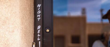 Une porte sur laquelle on peut lire les mots « NIGHT BELT ».
