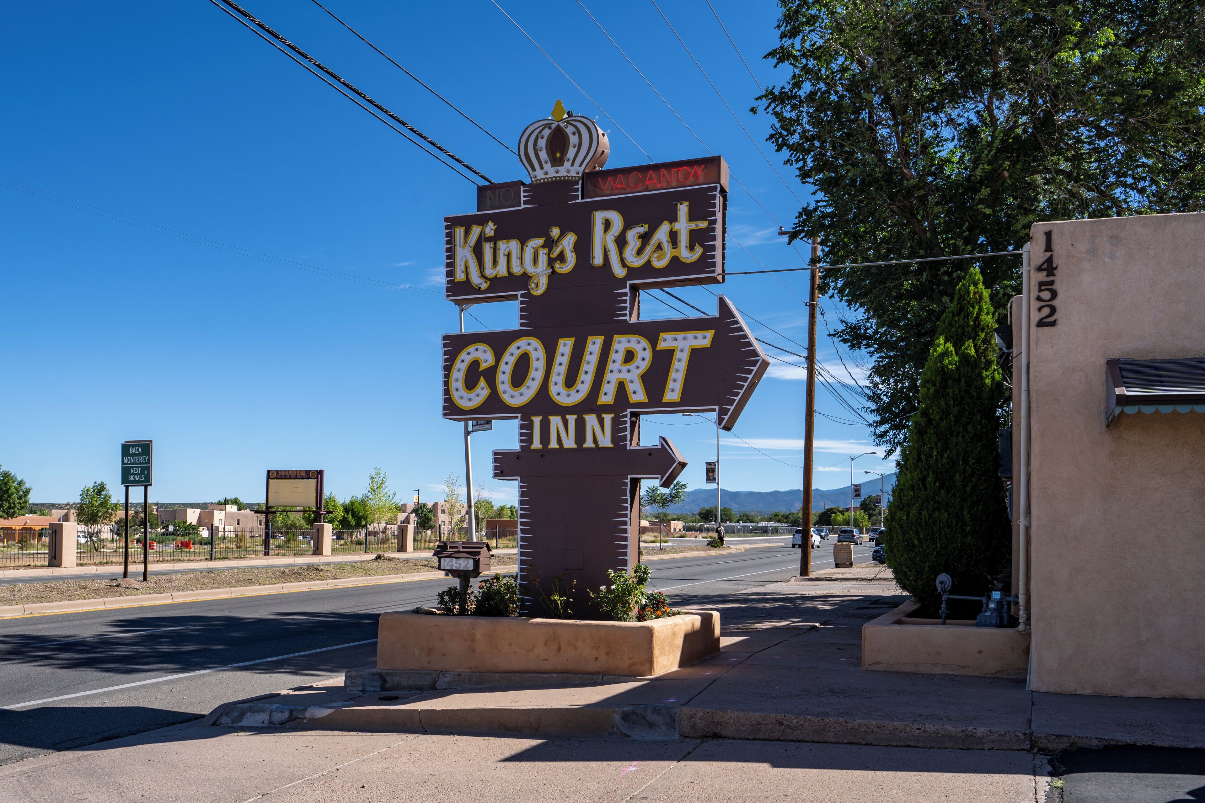 Un cartel para el King's Rest Court Inn con una flecha señalando a la derecha.
