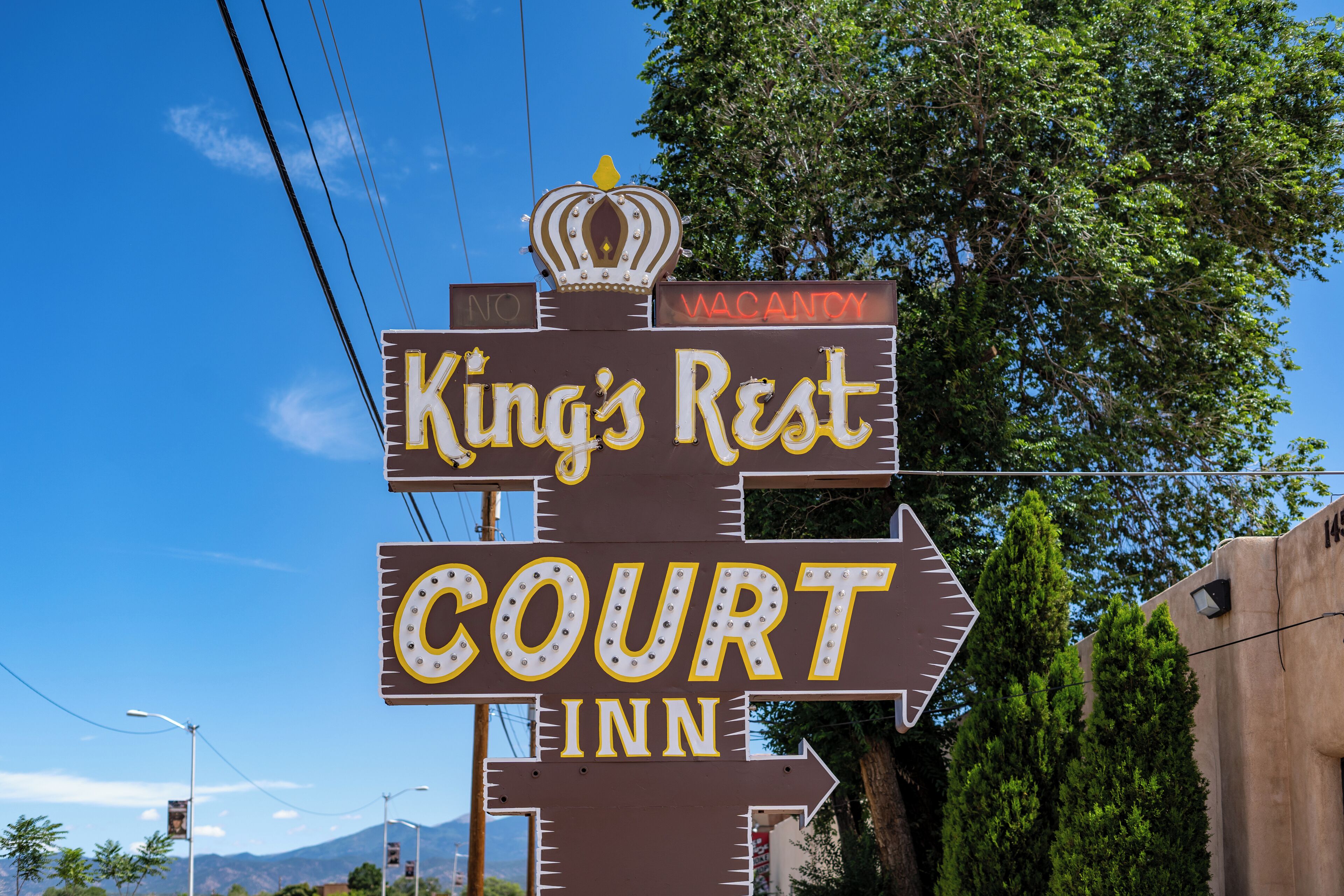 Neonreklame für das King's Rest Court Inn mit einem Kronensymbol, das eine freie Unterkunft anzeigt.