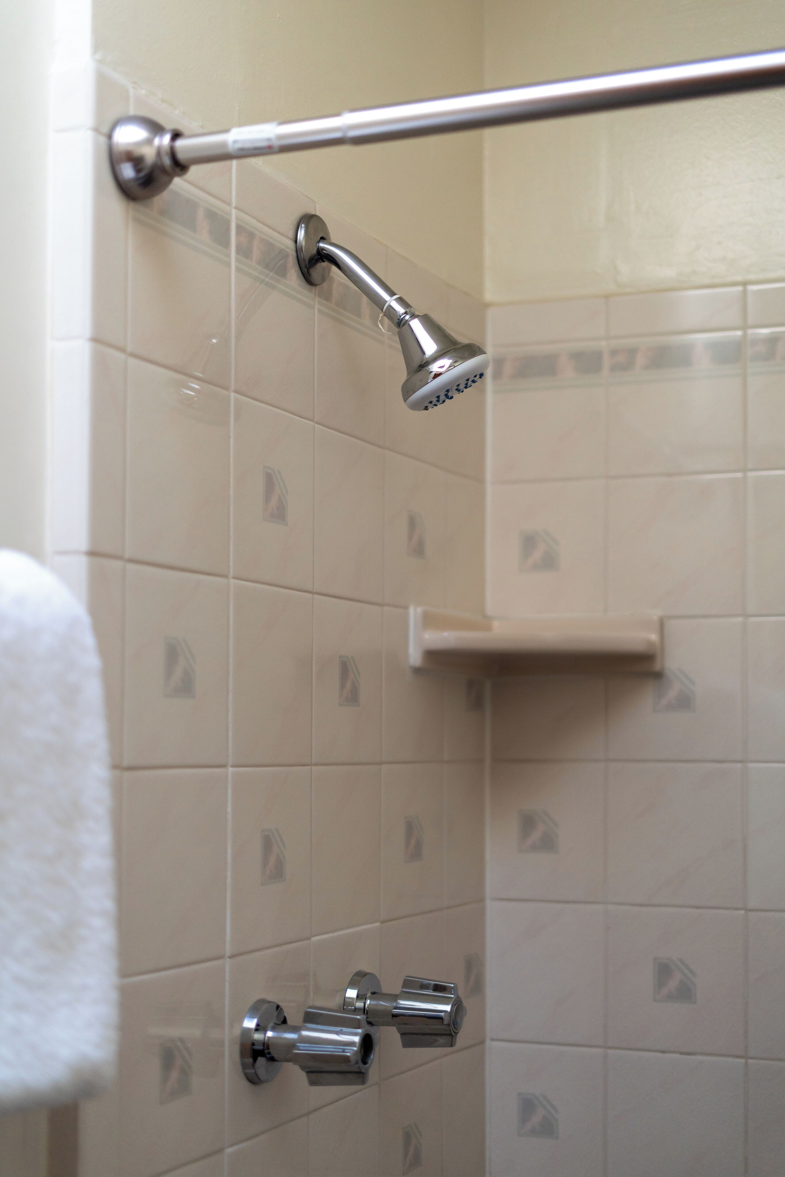 Chambre simple, 1 très grand lit | Salle de bain | Ensemble baignoire-douche, articles de toilette (gratuits)