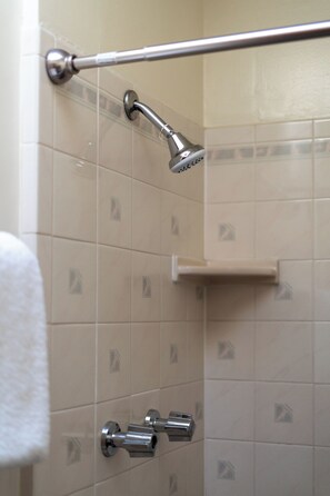 Room, 1 King Bed | Bathroom | Combined shower/tub, free toiletries, hair dryer, towels - King's Rest Court Inn (Santa Fe)