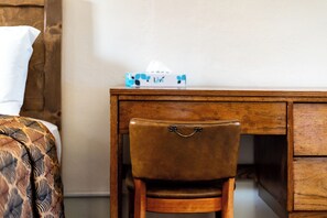 Habitació individual, 2 llits de matrimoni | Escriptori, planxa i posts de planxar, wifi gratuïta i roba de llit 