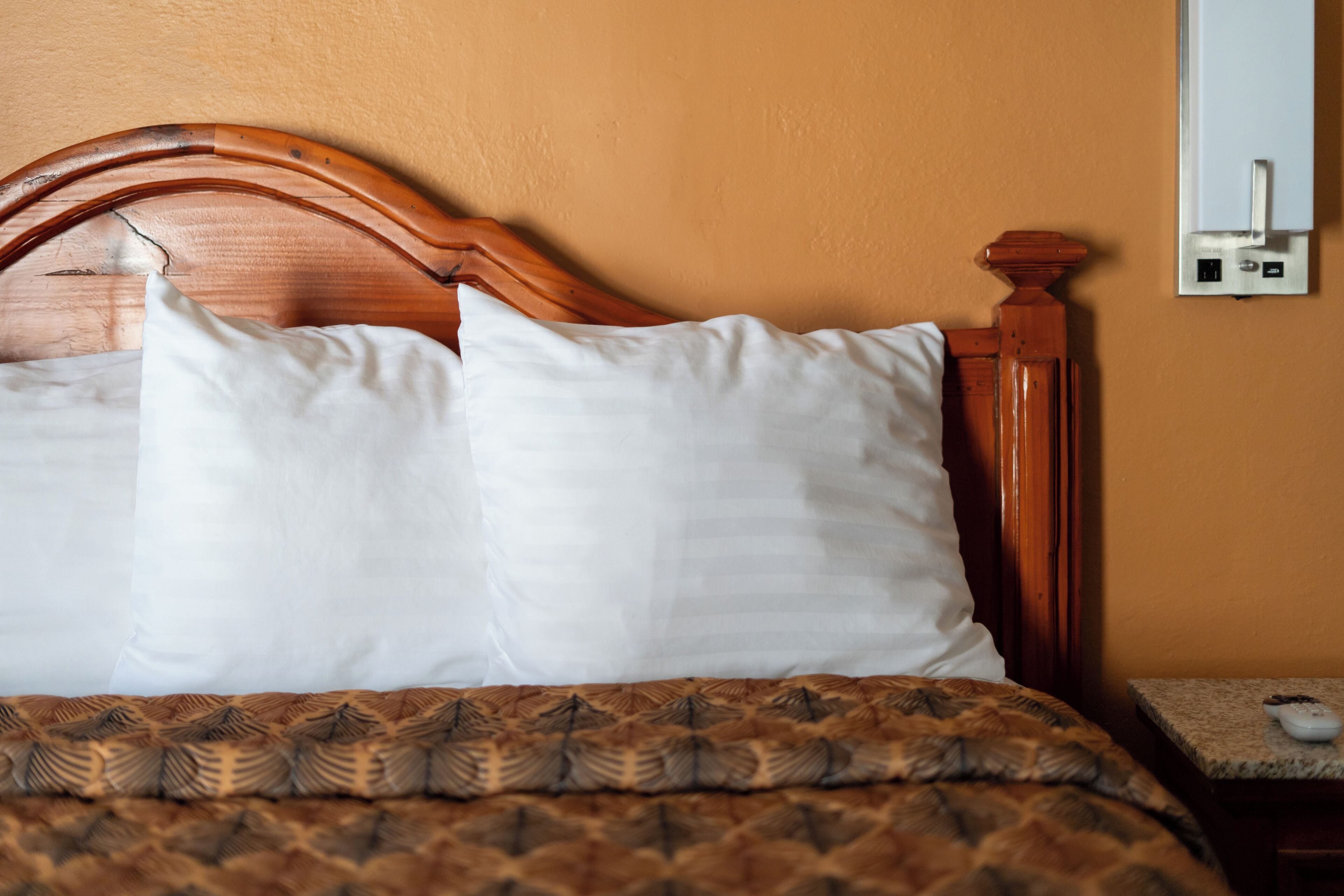 Kamar Single, 1 Tempat Tidur King | Meja kerja, setrika/meja setrika, Wi-Fi gratis, dan seprai linen