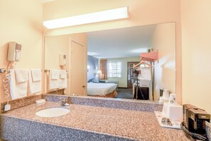 Room, 1 King Bed, Non Smoking | Bathroom | Free toiletries, towels - Shale Inn Andrews (Andrews)
