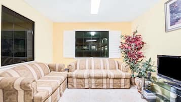 32-英寸电视(配备有线频道)