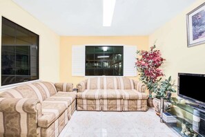 32-inch TV with cable channels - Shale inn (Andrews)