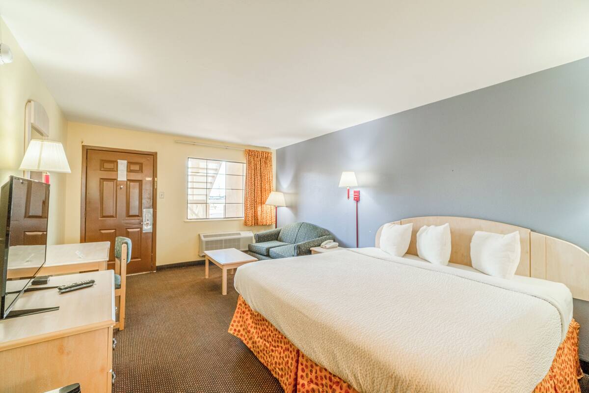 Room, 1 King Bed, Non Smoking | Hypo-allergenic bedding available, desk, WiFi (free), alarm clocks
