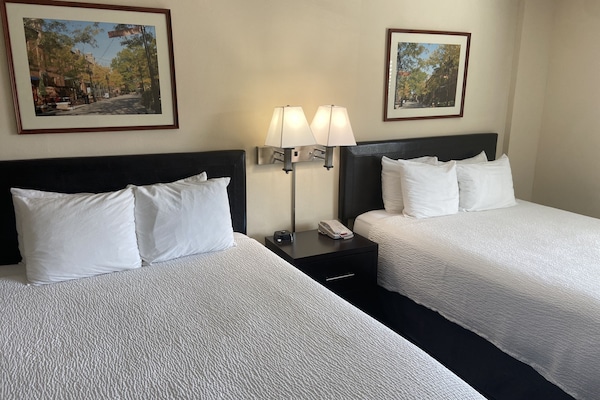 Een strijkplank/strijkijzer, gratis wifi, beddengoed