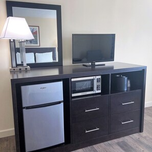 Iron/ironing board, free WiFi, bed sheets - University Inn Durham next to Duke University Medical Center (Durham)