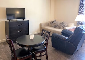 Iron/ironing board, free WiFi, bed sheets - University Inn Durham next to Duke University Medical Center (Durham)