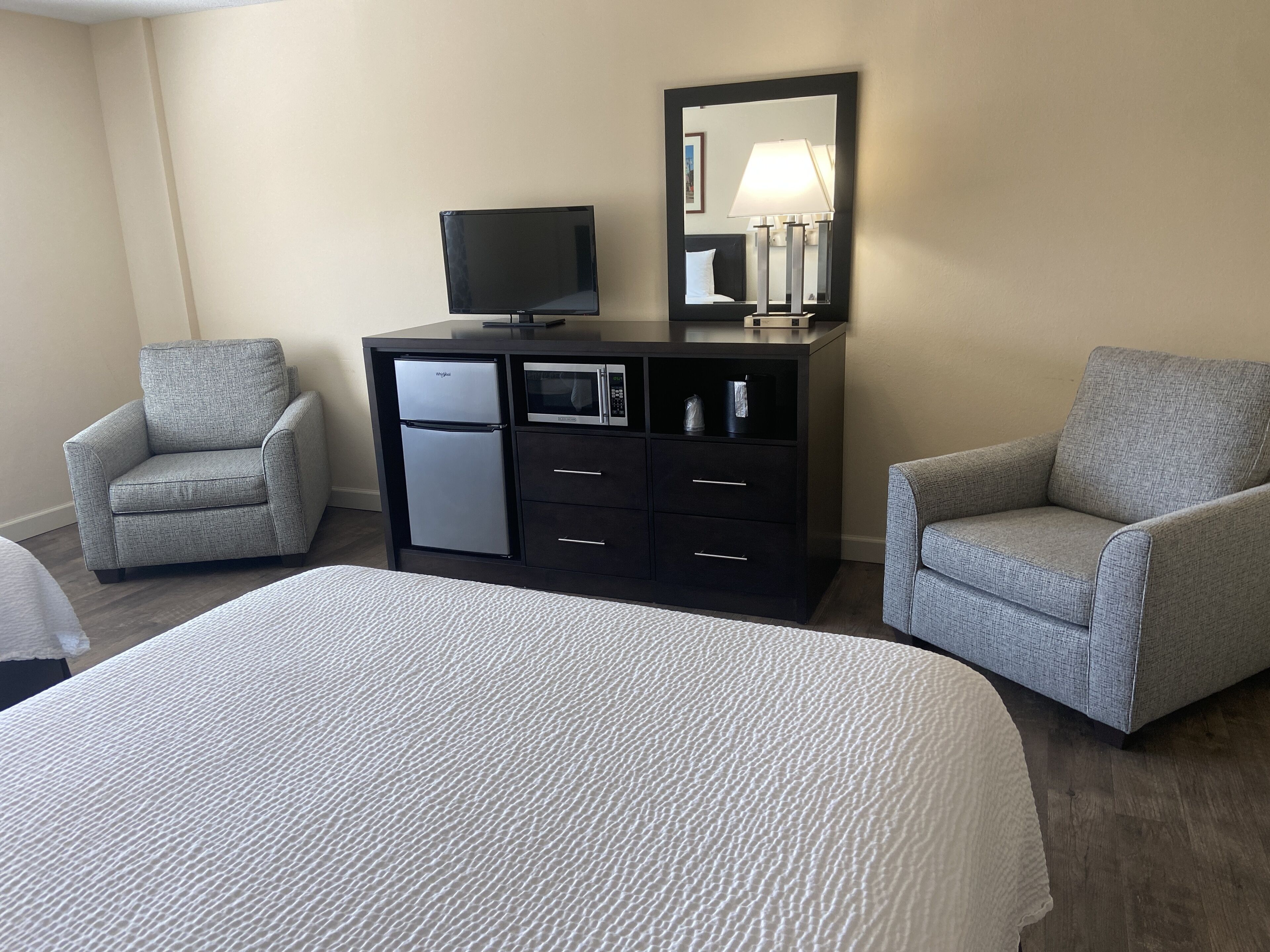 double room, 2 queen beds | living area | 32-inch flat-screen tv with cable channels, tv