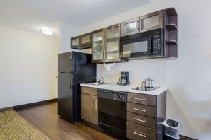 Refrigerador, microondas, cafetera y tetera y utensilios de cocina 