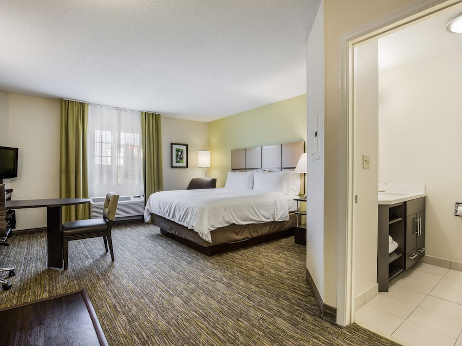 Skrivebord, blendingsgardiner, strykejern/-brett og wi-fi (inkludert)