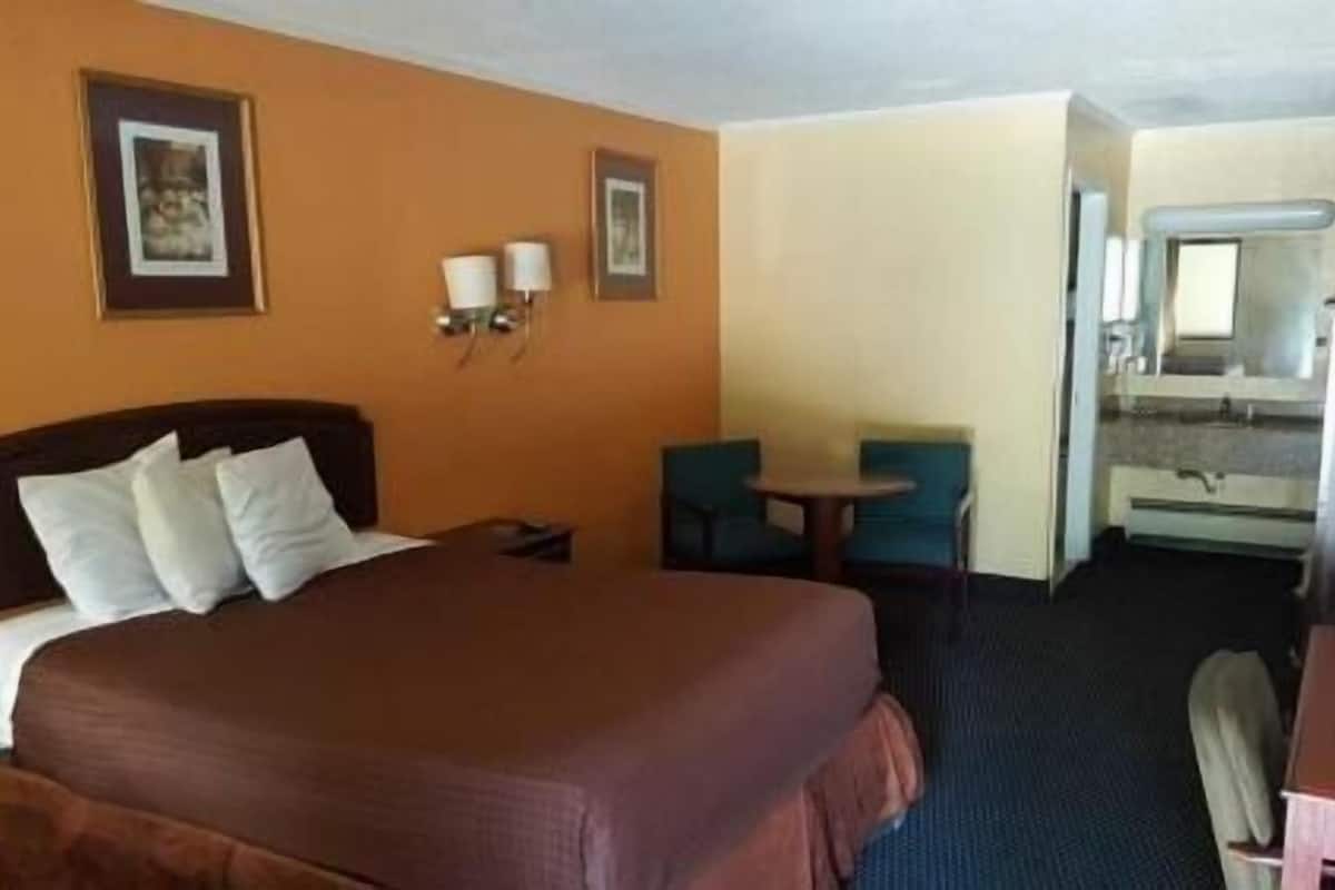 Blackout drapes, free WiFi, bed sheets
