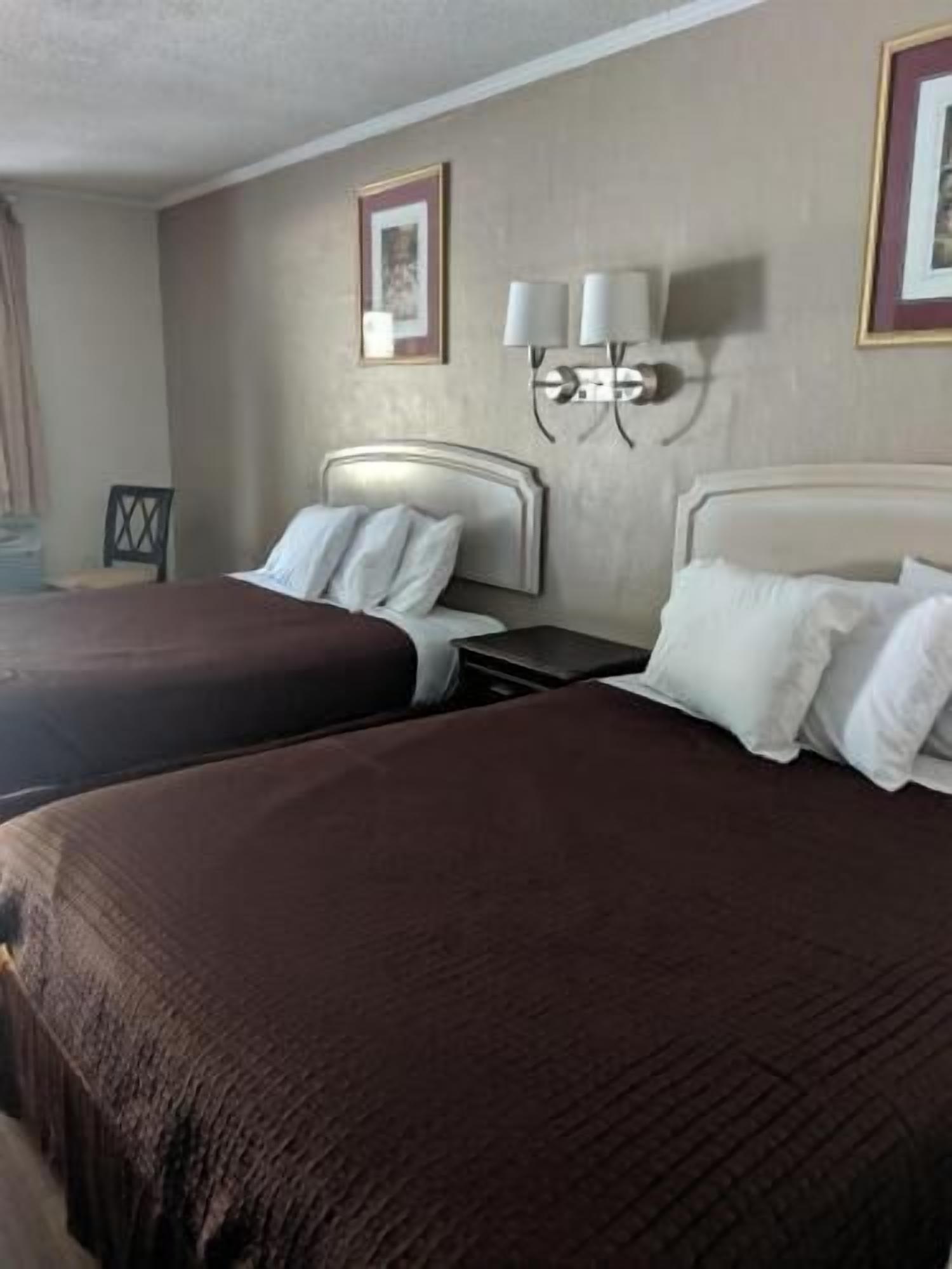 Blackout drapes, free WiFi, bed sheets