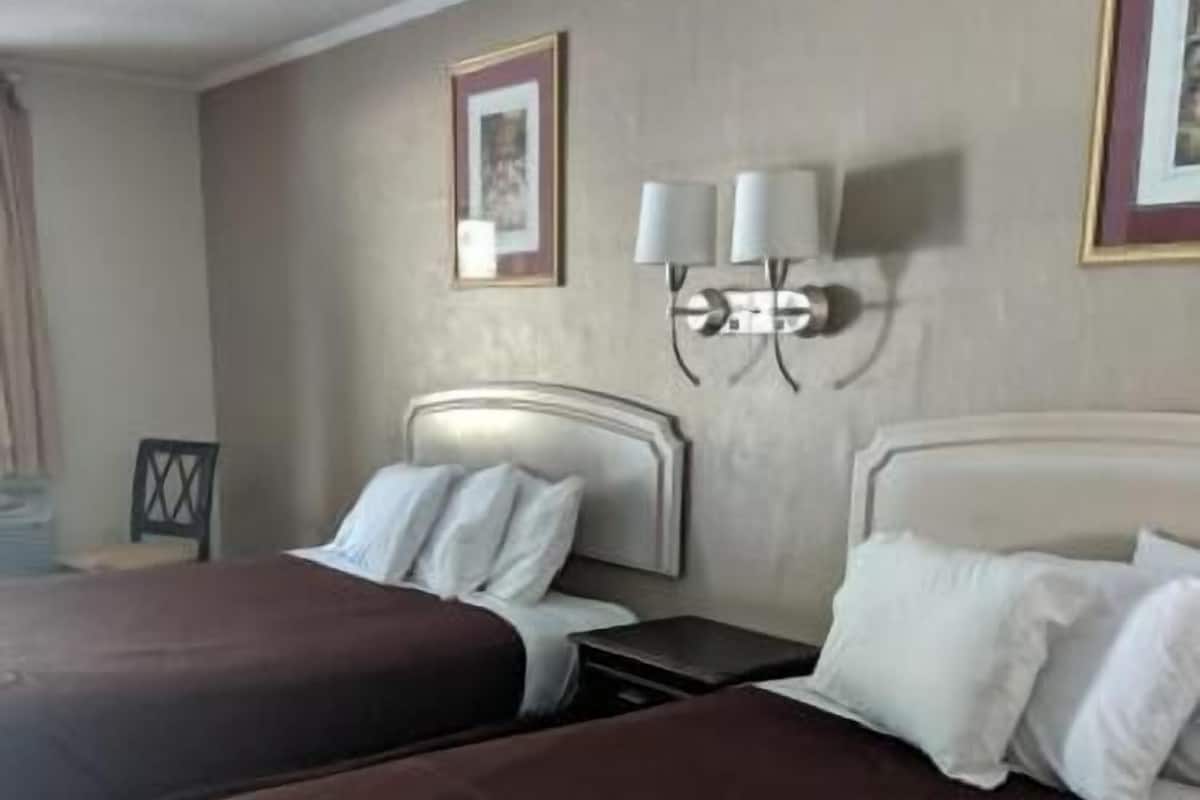 Blackout drapes, free WiFi, bed sheets