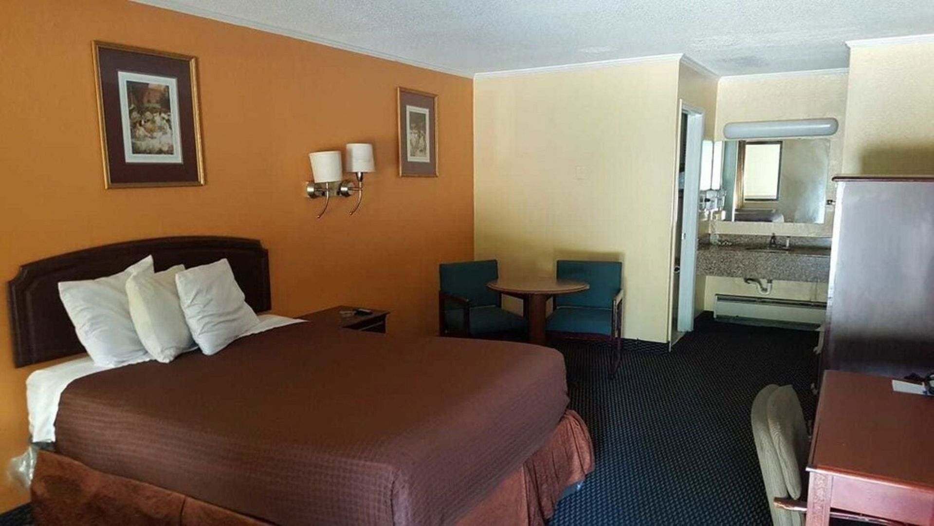 Blackout drapes, free WiFi, bed sheets