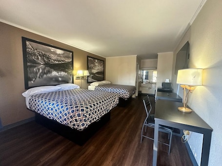 Blackout drapes, free WiFi, bed sheets