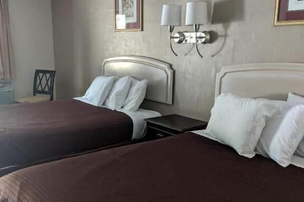 Blackout drapes, free WiFi, bed sheets