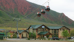A hotel with a green roof, multiple windows, and a signboard. - Hotel Glenwood Springs (Glenwood Springs)