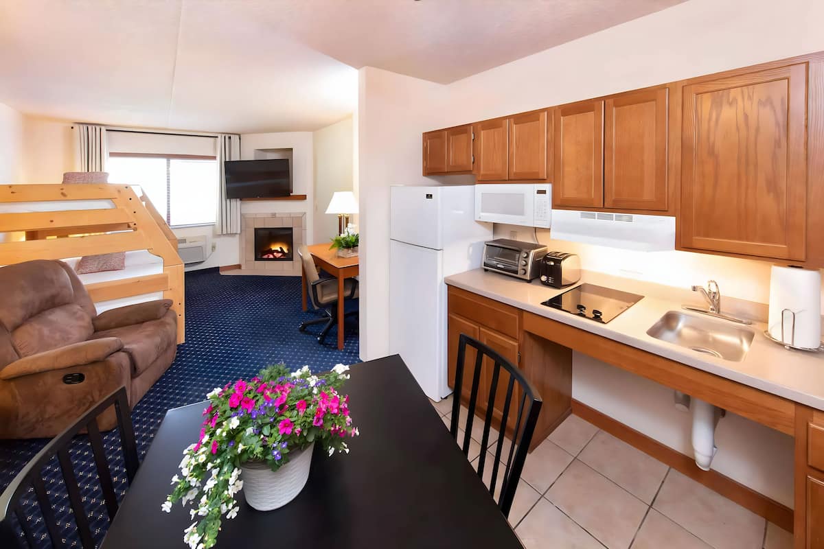 Standard Room | 1 bedroom, pillow-top beds, desk, iron/ironing board