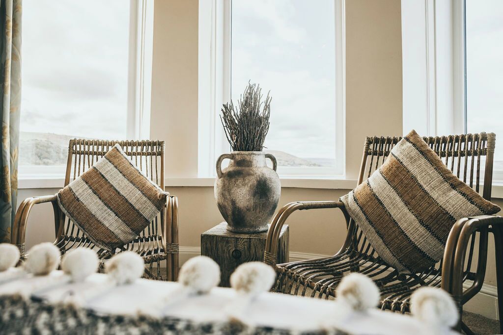 Habitación doble Deluxe | Tabla de planchar con plancha y ropa de cama 