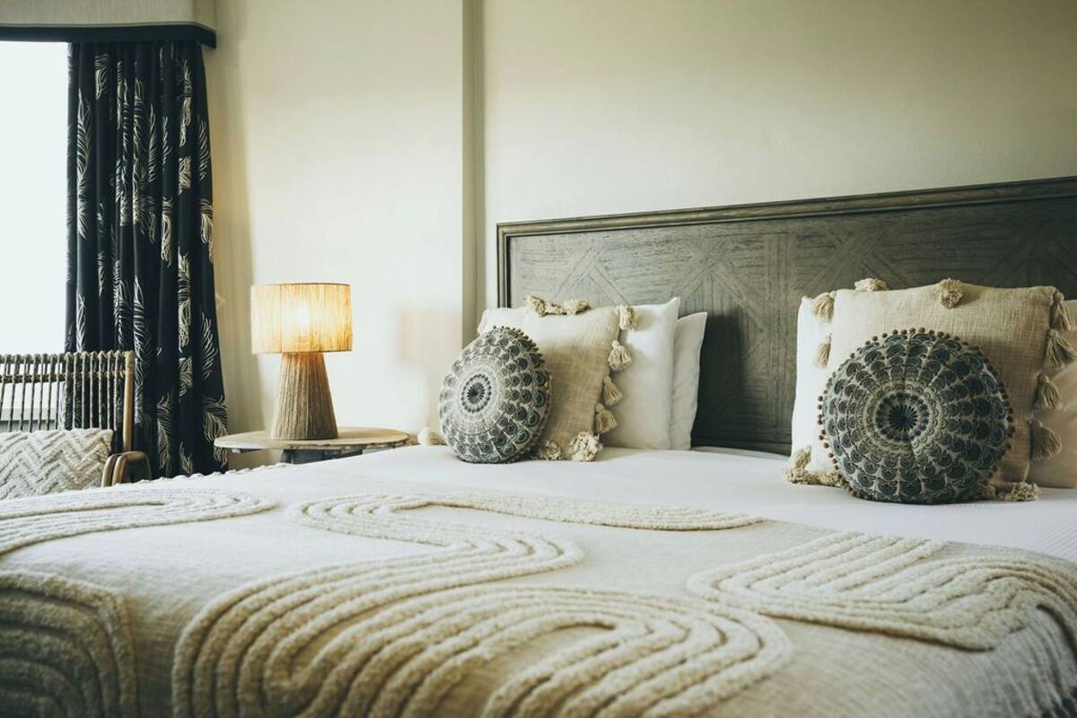 Deluxe Double Room | Iron/ironing board (on request), bed sheets