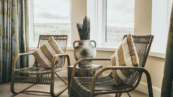 Tabla de planchar con plancha y ropa de cama