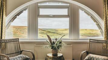 Tabla de planchar con plancha y ropa de cama