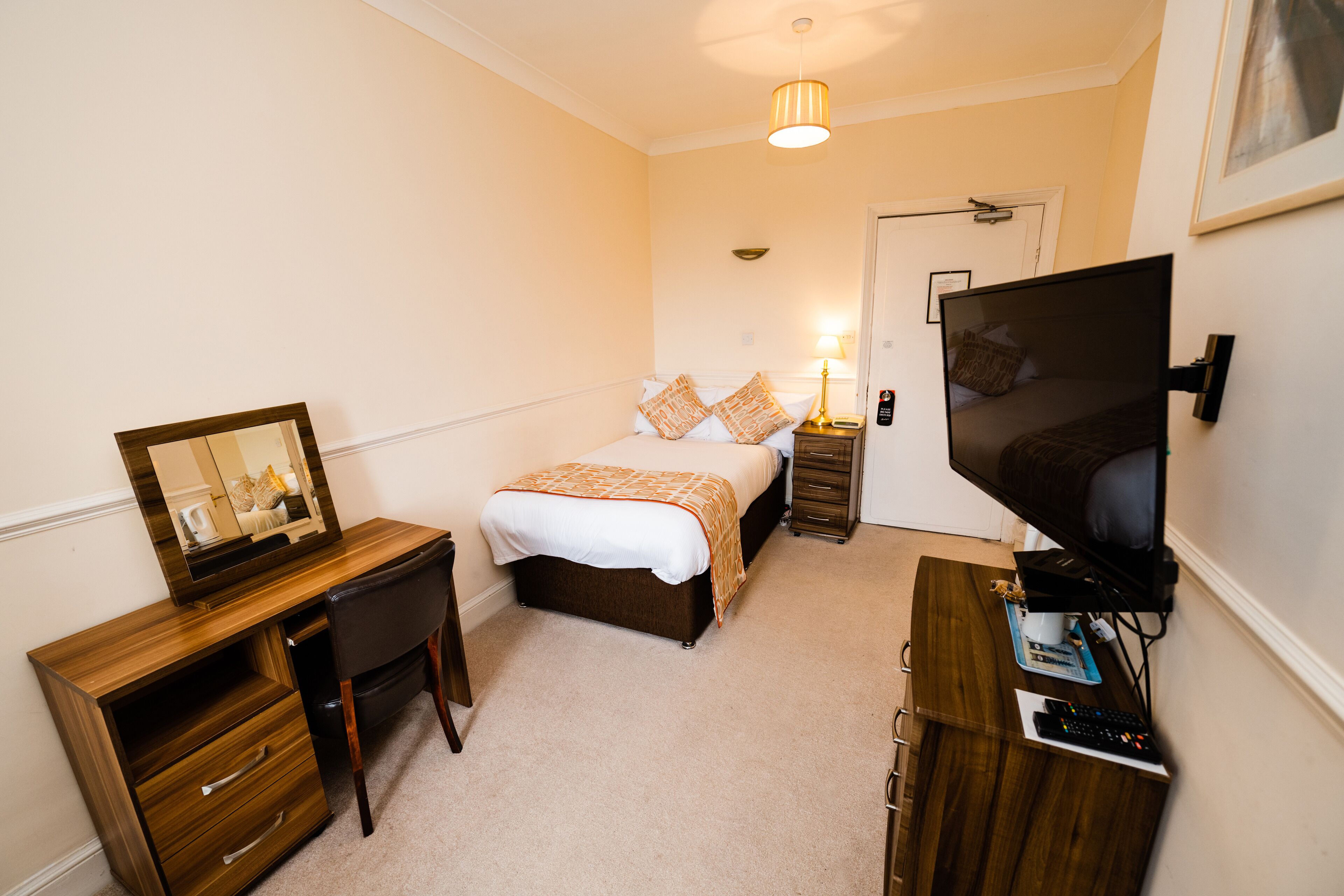 single room | 1 bedroom, iron/ironing board, bed sheets, wheelchair access