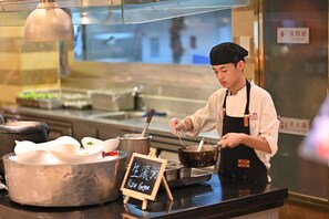 Daily buffet breakfast (CNY 100 per person)
