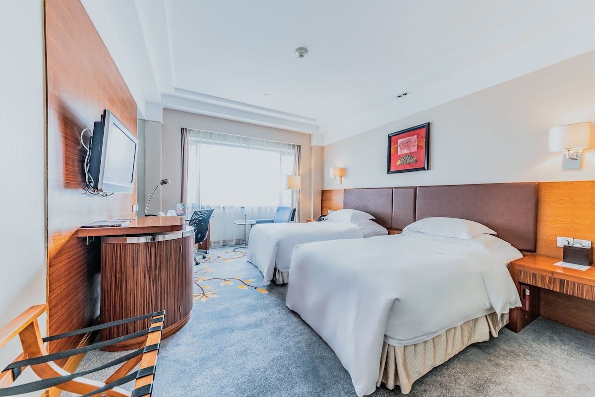 Minibar, in-room safe, desk, iron/ironing board