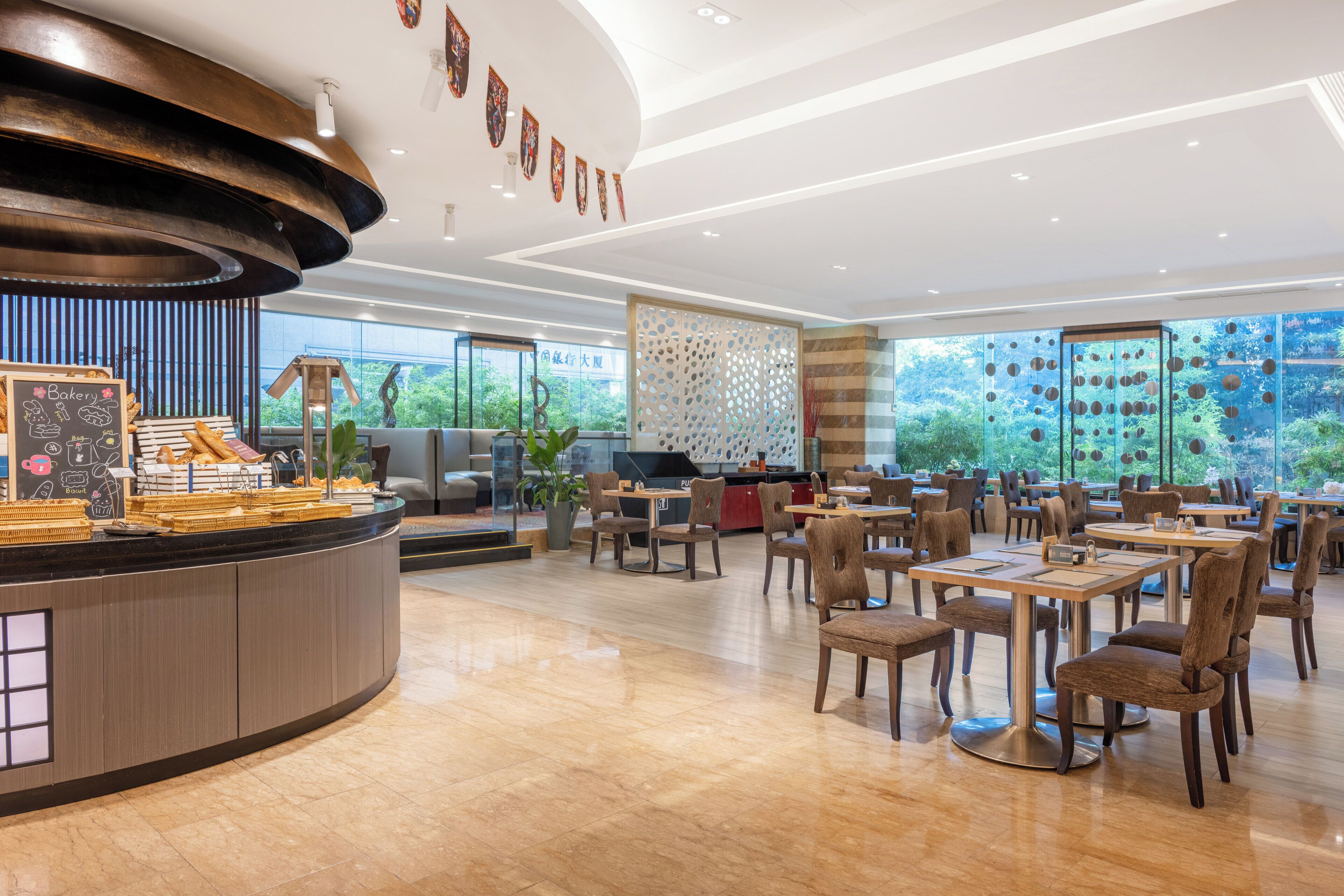 2 restauranter; serverer morgenmad